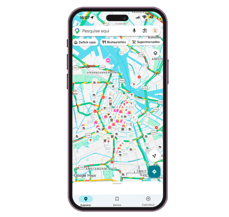 Celular com um print do Google Maps e o Mapa Amsterdam GuideMi